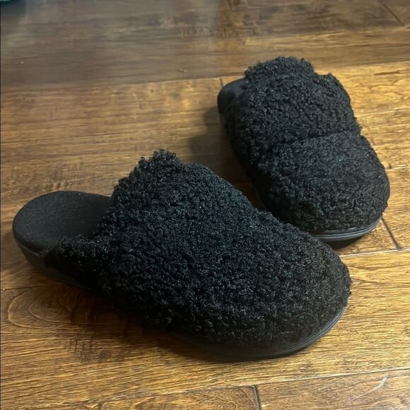 Vionic Black Gemma Faux Shearling Mule Slippers, size 10 - Picture 1 of 11